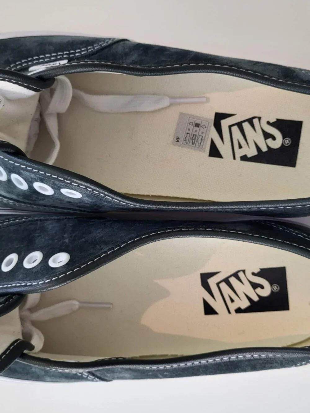 Men's Pig Suede Vans Authentic Skate Sneaker Size 10.5